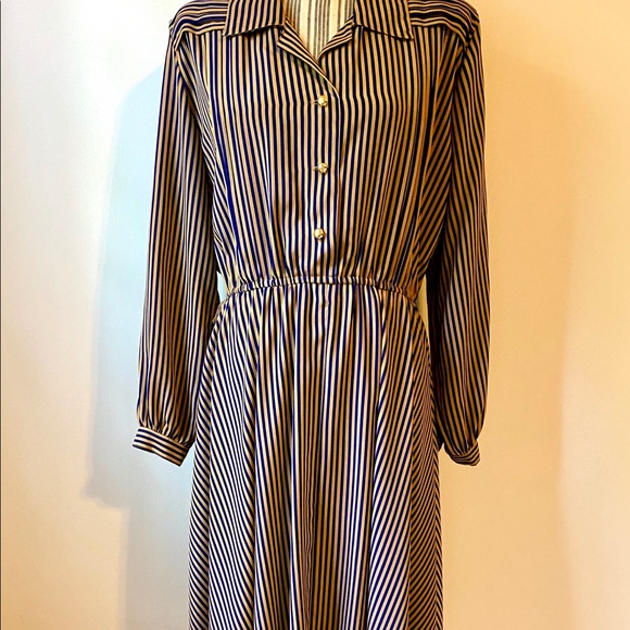 Dresses & Skirts - Vintage long sleeve tan and navy midi dress